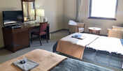 【ツインルーム】テーブル＆イスで、ゆったりおくつろぎいただけるお部屋
