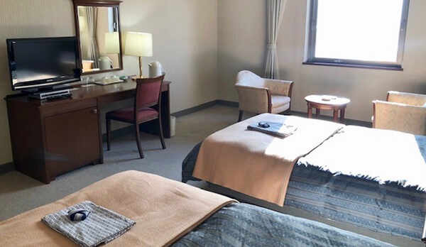 【ツインルーム】テーブル＆イスで、ゆったりおくつろぎいただけるお部屋