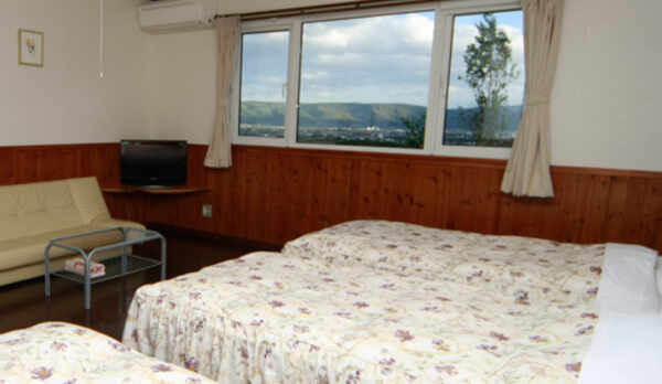 あしたや唯一のトリプル。ソファーベッドがあるので最大４名様でご利用可。無線ＬＡＮ、地デジ対応。