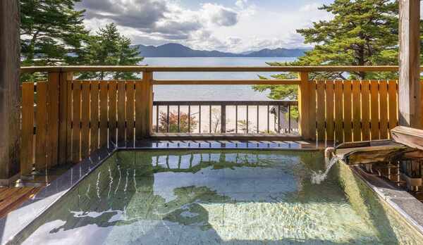 ■無料展望貸切露天風呂｜目の前は瑠璃色に輝く田沢湖と秋田の雄大な山々をご覧いただける絶景露天風呂。