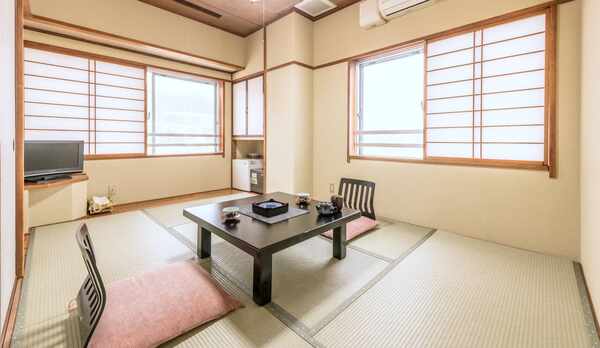 【和室6畳／トイレ付き】落ち着いた雰囲気の和室です。