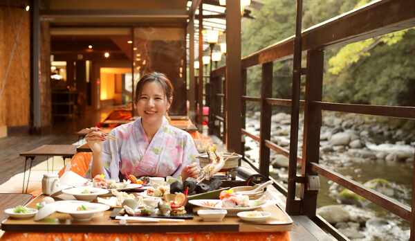＜川床＞伊豆川床で味わう食事はより美味しく、天城の自然も感じられる。ぜひご体感くださいね。