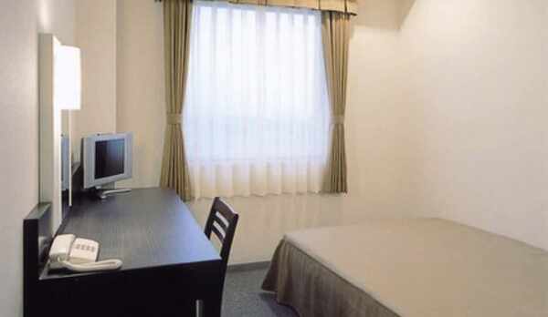 シングルルーム　ベッドはセミダブルサイズ（１２０&times;２００）です