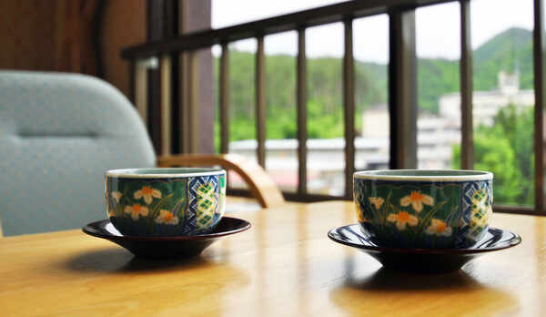 【お部屋】街並みと山々に囲まれた景色を眺めながらごゆっくりお過ごしください。