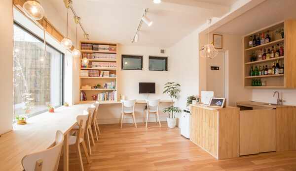 新築ホステルロビー明るい雰囲気でぜひ嵐山の休暇を満喫してください♪