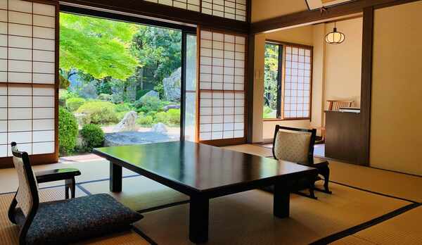 二間続きの和室 10帖＋4.5帖(1階庭園側、禁煙)