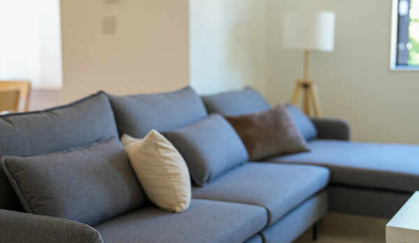 ・【リビング】つい横になってしまうような心地よいソファで、日常を忘れる癒し時間をお過ごしください