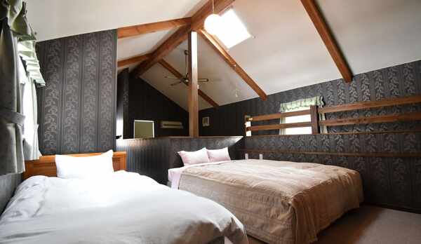 ・ファミリーB／寝室にはダブルベッド1台、シングルベッド1台をご用意