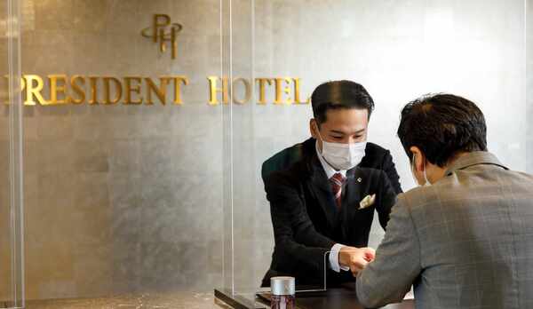 チェックイン14時〜でございます。チェックイン前のお荷物のお預かりいたします。