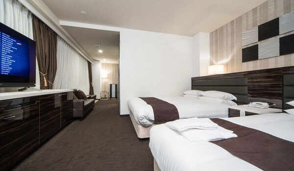 デラックスツイン：グループやファミリー旅行に最適な広々客室