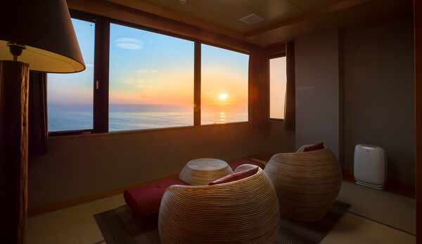 【最上階特別室「天空」】オーシャンビュー絶景と日本海に沈む夕景を満喫。