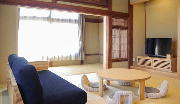 *客室一例／8畳〜10畳の和室とベッドルームでゆったりとお過ごしいただけます