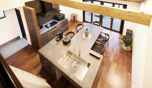 開放感のある高い天井に洗練されたナチュラルモダンなインテリア。