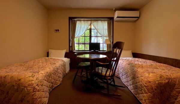 □【スタンダードツイン】ロッキングチェアーのある洋室