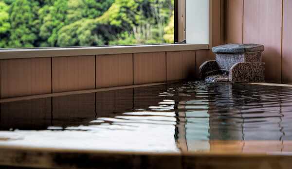 【河津桜】伊豆石を使った扇形の露天風呂になっています。