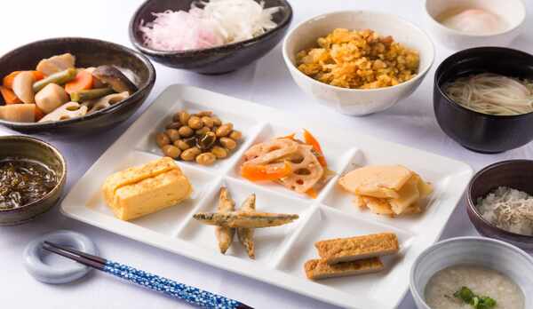 【朝食】和食盛りつけ(一例)