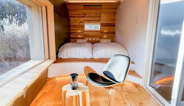 自然の中に 溶け込む客室