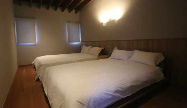 ・【ベッドルーム】ダブルベッド2台置いても十分な広さです