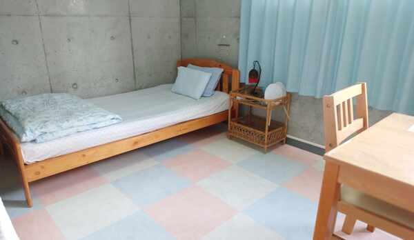 2Fシングルツインルーム（バストイレ共同）1台は折り畳みベッドをご用意。