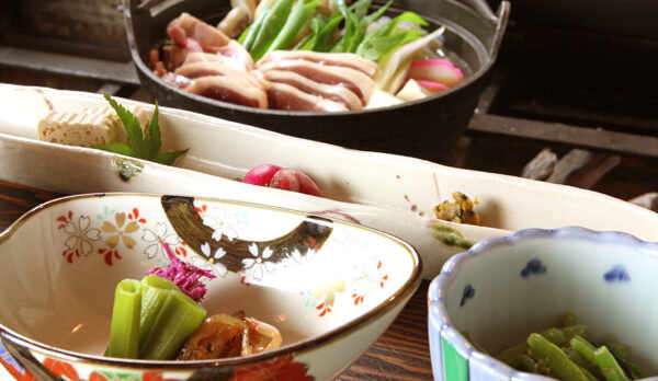 素朴な山菜と美しい色彩の器ｔのバランスは絶妙