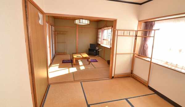 *ゆったりと使って頂ける、母屋２階の【６畳の２間続き】の和室です。窓からはJR小浜線の電車も見えます