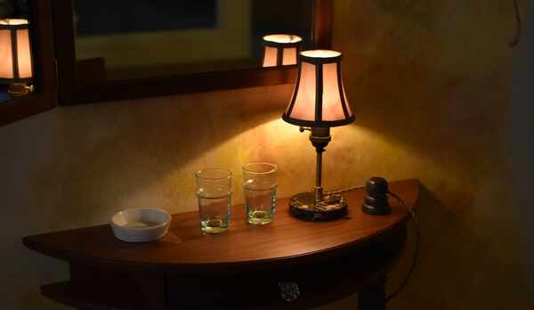 ラグジュラリーツインルーム　アンティークなランプ