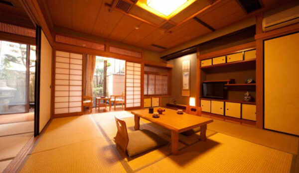 客室１０畳＋３〜５畳