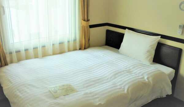 シングルルーム W1470の広々ベッドでゆったり