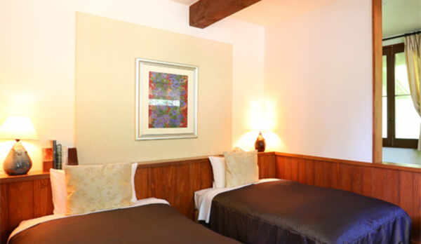 *【デラックスルームA/カワセミ　一例】ベッドスペースとは別にソファスペースがございます。