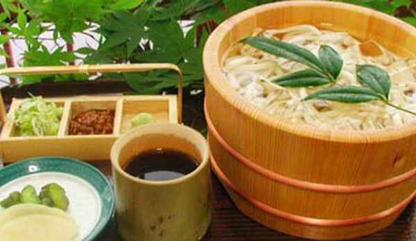 ・涼を感じる『うどん』はのど越しの良さも自慢です。