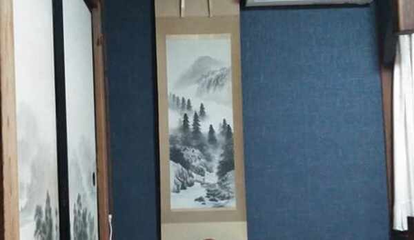 日本の床の間　掛け軸と置物です。