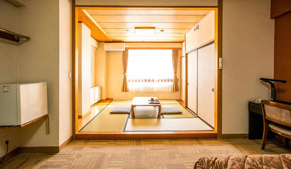 ・【和洋室一例】和室の奥には大きな窓があり解放感がございます