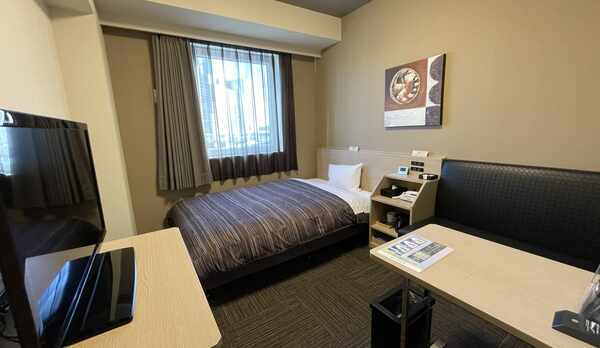 シングル《ベッドサイズ130&times;200(cm)》独立型デスクとソファで機能的なレイアウト