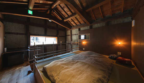 江戸末期から続く蔵をリノベーションした、受付棟の中庭奥に佇む、離れの客室。（寝室4.5畳、段差多め）