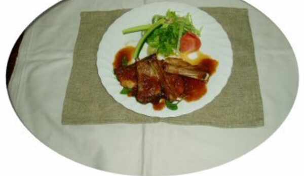 スペアリブ特製ソースかけ