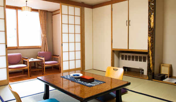 ゲレンデ側の和室8畳（洗面+トイレ付）    