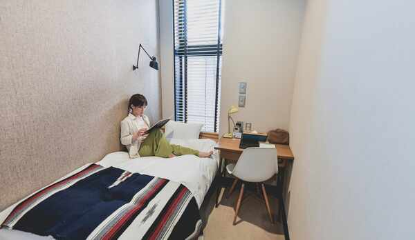 【シングルルーム】シンプルなインテリアの落ち着く空間