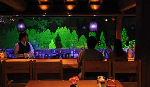 夜のラウンジの風景