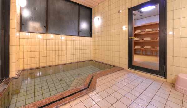 *女湯/24時間ご利用いただけるお風呂。温かい湯船に浸かり寛ぎのひと時をお過ごし下さい。