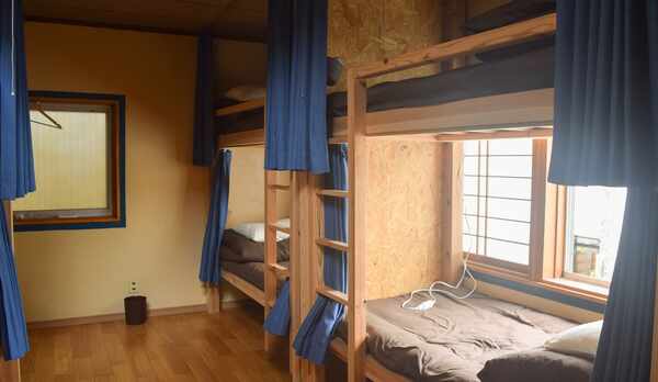 *男女混合ドミトリー／10畳の洋室に4台の二段ベッド