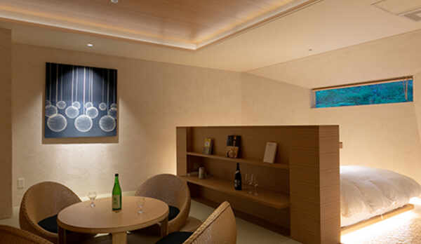 アートとお酒をテーマにした客室　椿