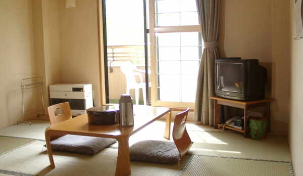 木漏れ日がさす客室