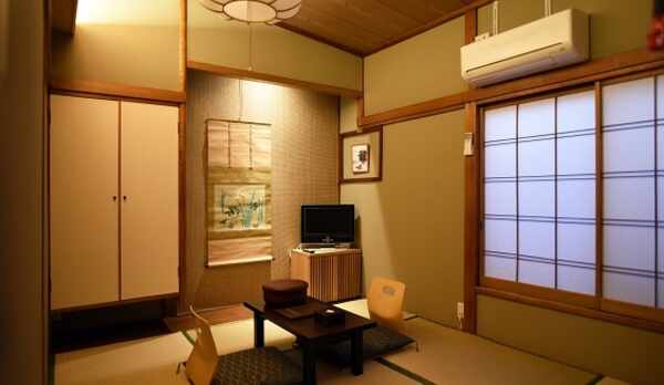 2階6畳和室トイレ・バス付き