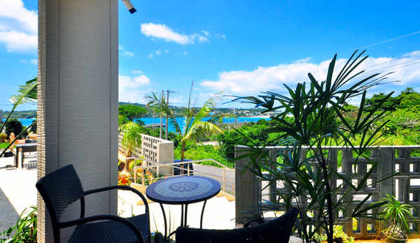 【フロント側1F】開放感あふれるベランダで、沖縄ブルーの海をお楽しみください。