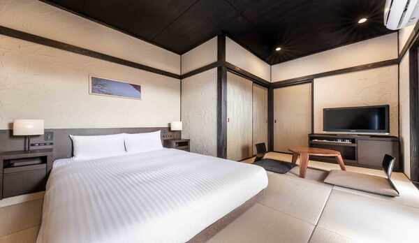 【半露天風呂付き客室】和洋室ダブル（6帖・7帖/30〜32㎡）