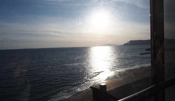 展望風呂客室「東海亭」から望む津軽海峡と函館山