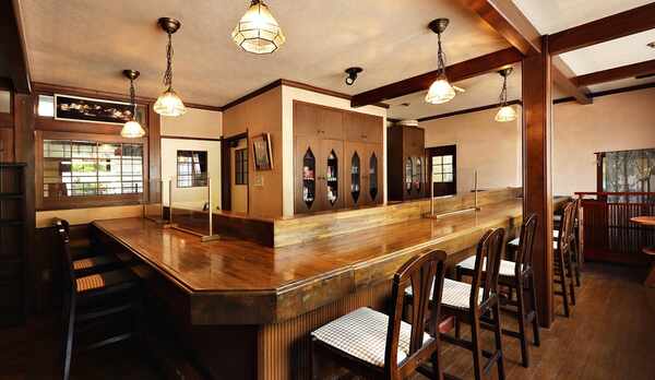 *【1階ラウンジ】お酒やお食事を愉しむご宿泊者様の憩いの場です。