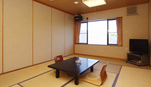 ゆったりした12畳の和室です。