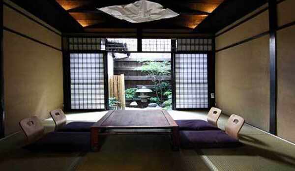 純和室の和室から京町家らしい和風庭園が望めます。