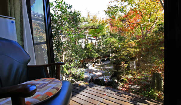 ♯秋-四季移ろう和庭園　色づく木々を眺めながら静かな寛ぐ。大人の旅の楽しみ方ですね。　